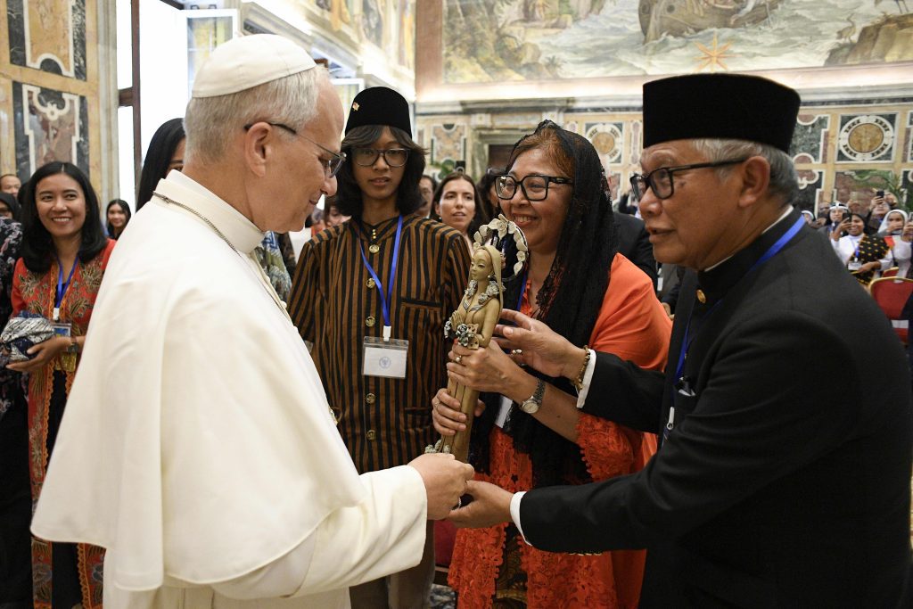 Papa Leone XIV riceve in udienza alcuni Indonesiani residenti a Roma.