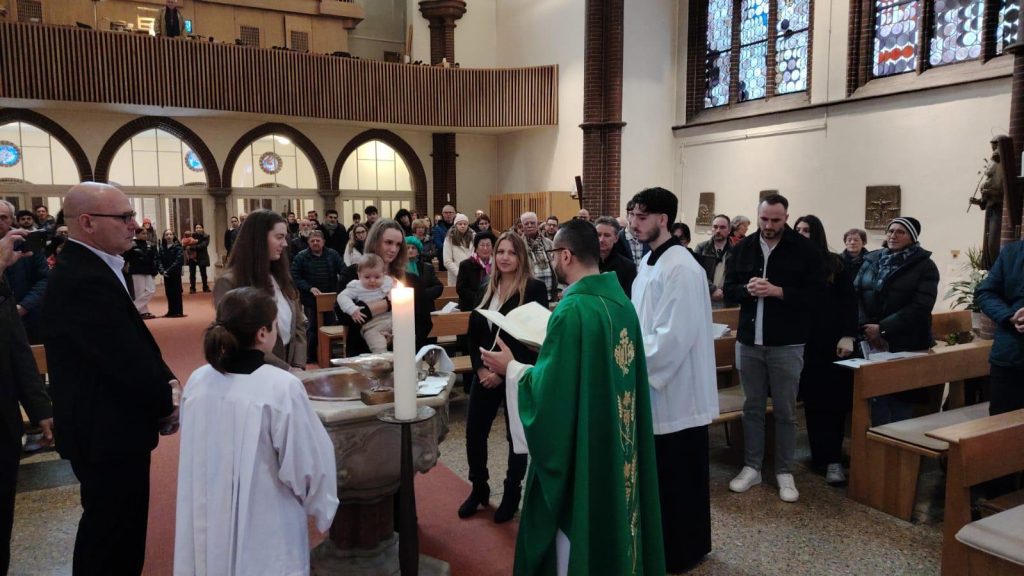 La comunità cattolica italiana di Berlino durante un Battesimo
